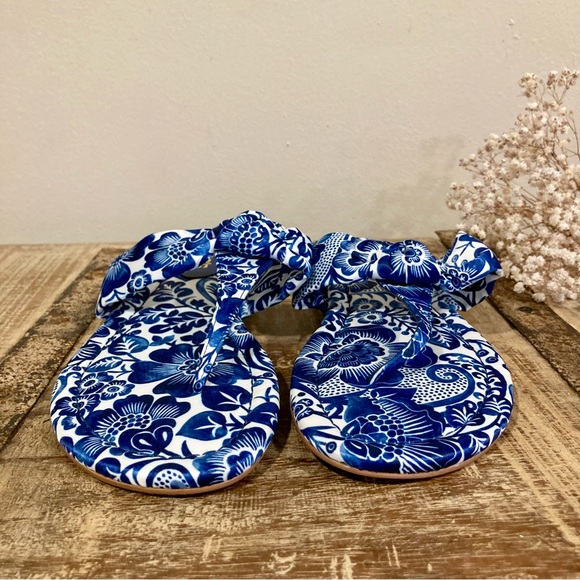 Chico's Blue Floral Thong Sandals Classic Navy/White Natalia Printed 8 NWOB - Picture 6 of 14